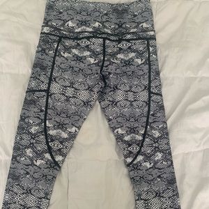 Ziya Black and white snake print High Rise Crop Compression Capri Leggings-xs